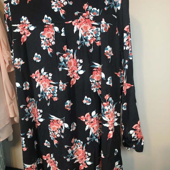 Kim Rogers Size XXL Tunic top- black with floral design - Picture 13 of 15